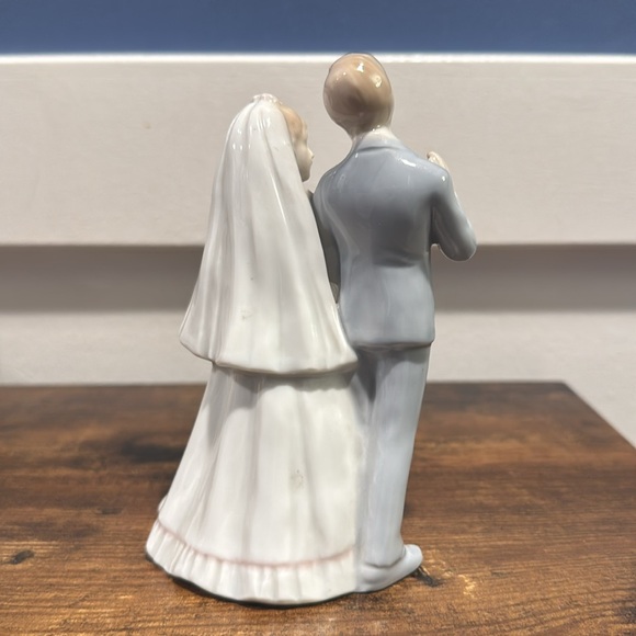 Porcelain Bride Groom Figurine elegant 5” Tall Vintage cake topper blonde - Picture 3 of 9